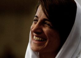 Intelligence Agents Raid Nasrin Sotoudeh’s Home, Taking Pins as Evidence  