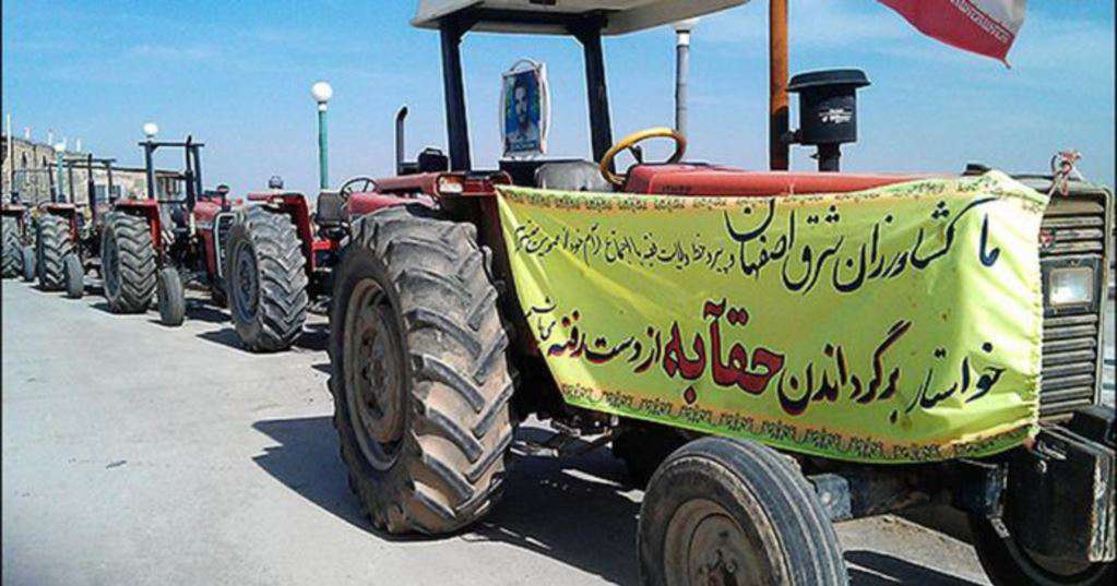 1,500 farmers parked their vehicles and tractors along the Zayandeh Rud river that runs through Isfahan.
